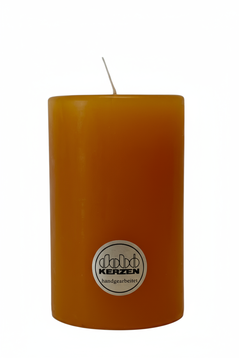 Honigfarbene Stumpenkerze aus Wachs, handgearbeitet und hochwertig gegossen, hergestellt von DOBO Kerzen.