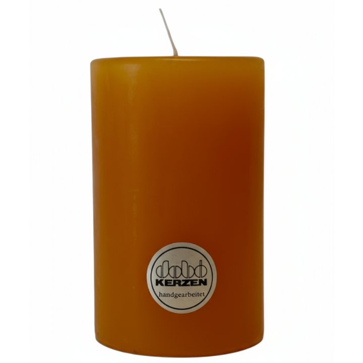 Honigfarbene Stumpenkerze aus Wachs, handgearbeitet und hochwertig gegossen, hergestellt von DOBO Kerzen.
