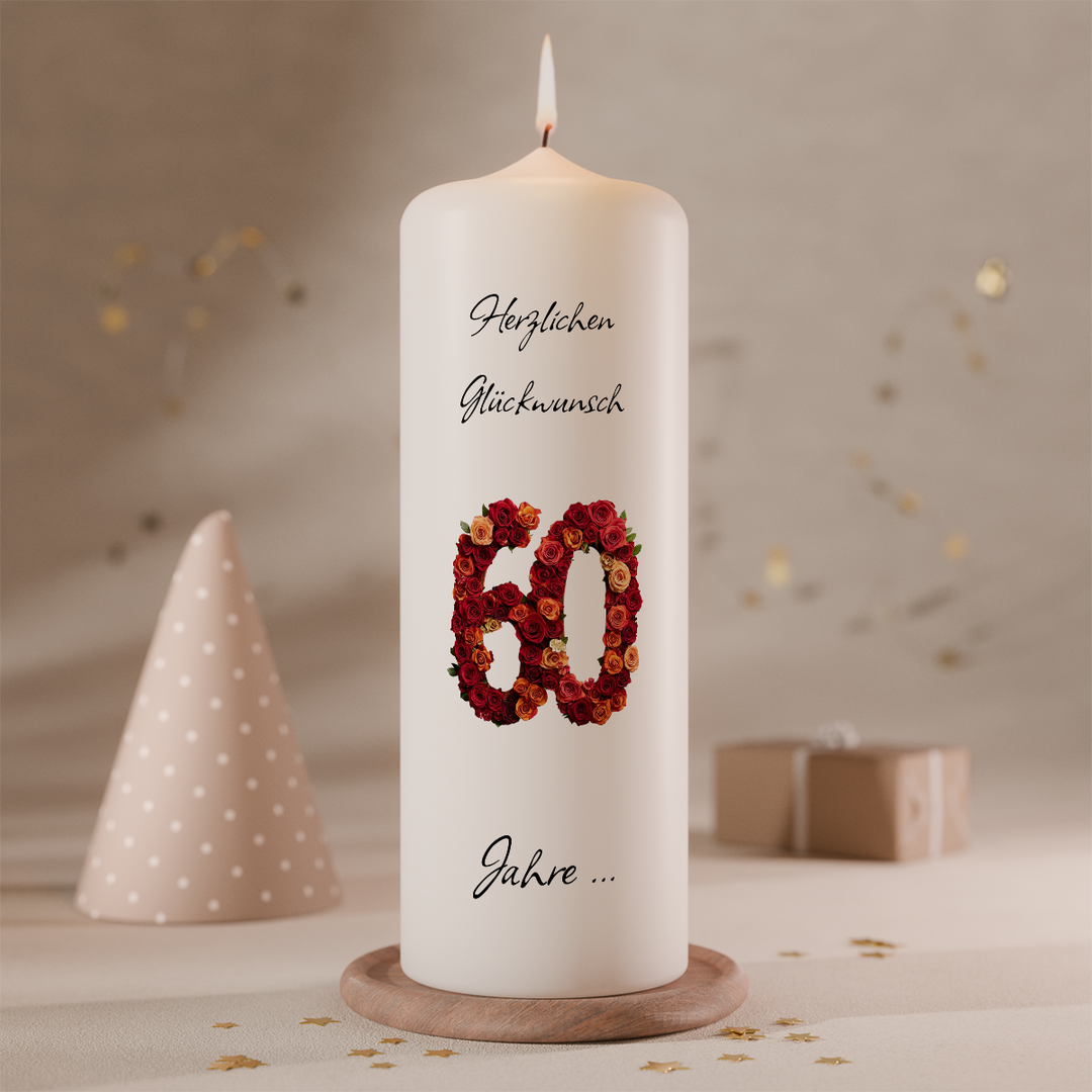 Personalisierte Jubiläumskerze „60 Jahre Rosenpracht“ mit Rosenmotiv in Weiß, Größe 200 × 70 mm, individuell personalisierbar.
