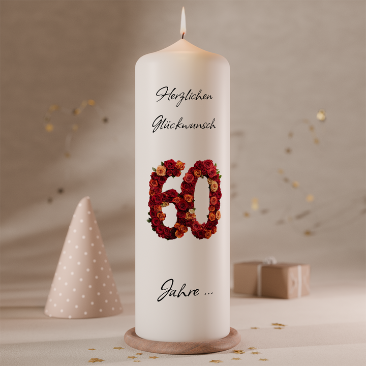 Personalisierte Jubiläumskerze „60 Jahre Rosenpracht“ mit kunstvoller Rosenzahl in Weiß, Größe 250 × 80 mm, individuell mit Name und Widmung gestaltet.