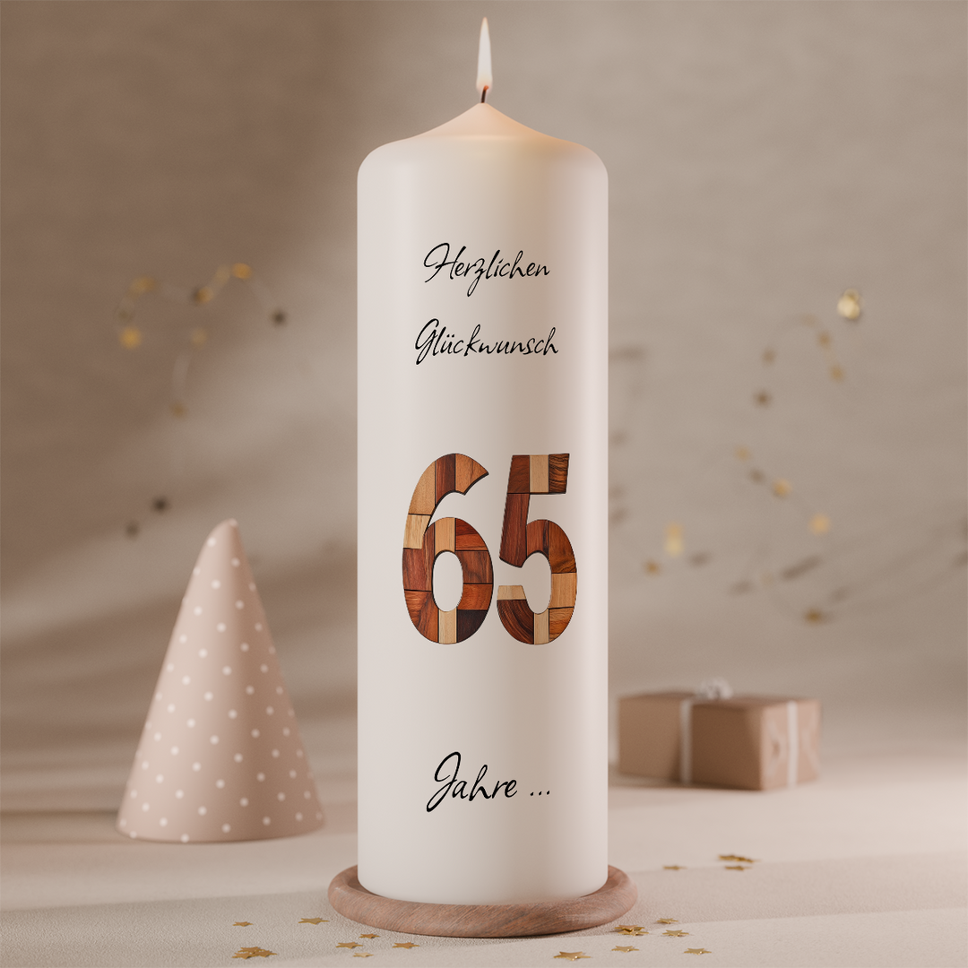 Personalisierte Jubiläumskerze „65 Jahre Natur“ mit Holzdesign in Weiß, Größe 250 × 80 mm, individuell mit Name und Widmung gestaltet.