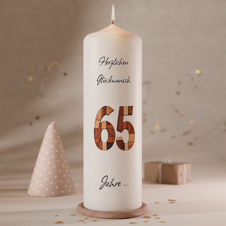 Personalisierte Jubiläumskerze „65 Jahre Natur“ mit Holzdesign in Weiß, Größe 250 × 80 mm, individuell mit Name und Widmung gestaltet.