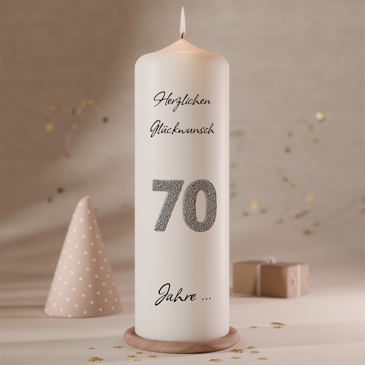 Personalisierte Jubiläumskerze „70 Jahre Glanzstück“ mit silberner Jubiläumszahl in Weiß, Größe 250 × 80 mm, individuell mit Name und Widmung gestaltet.