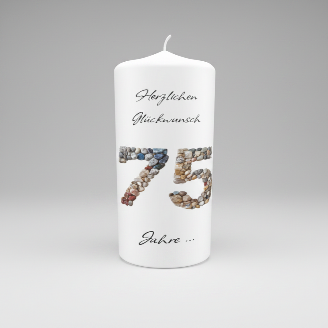 Personalisierte Jubiläumskerze „75 Jahre Lebenswege“ mit Natursteinmotiv in Weiß, Größe 200 × 70 mm, individuell personalisierbar.