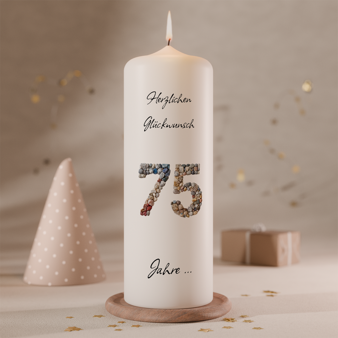 Personalisierte Jubiläumskerze „75 Jahre Lebenswege“ mit Natursteinmotiv in Weiß, Größe 200 × 70 mm, individuell personalisierbar.