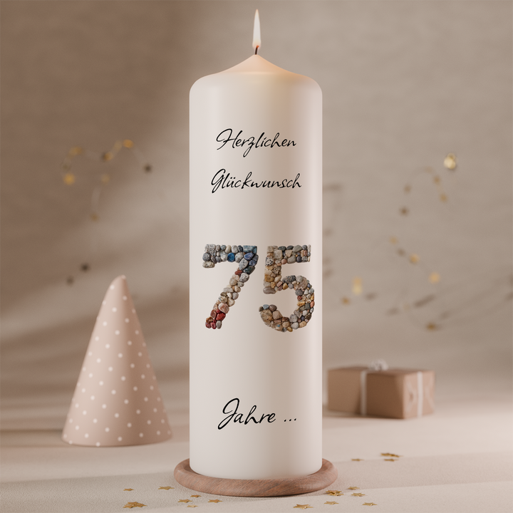 Personalisierte Jubiläumskerze „75 Jahre Lebenswege“ mit Naturstein-Design in Weiß, Größe 250 × 80 mm, individuell mit Name und Widmung gestaltet.