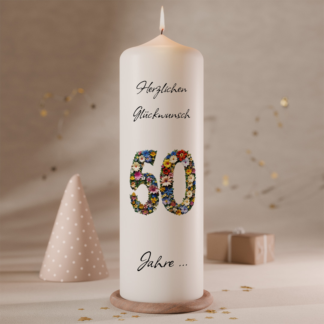 Personalisierte Jubiläumskerze in Weiß, Größe 250 × 80 mm, individuell gestaltet mit Jubiläumszahl, Name und Wunschtext.