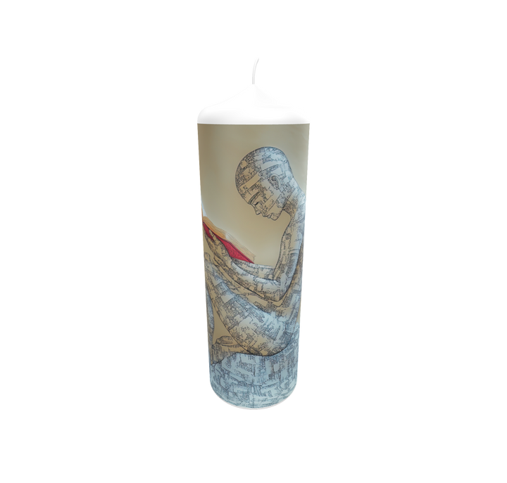 Künstlerkerze mit menschlicher Figur aus Schriftfragmenten und grafischem Hintergrund.