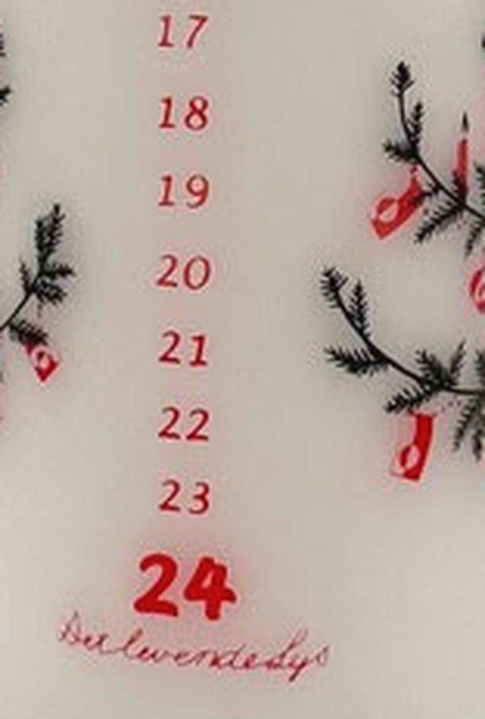 Detail der Kalenderkerze mit roten Zahlen, Sternen und grünen Zweigen mit dänischen Flaggen