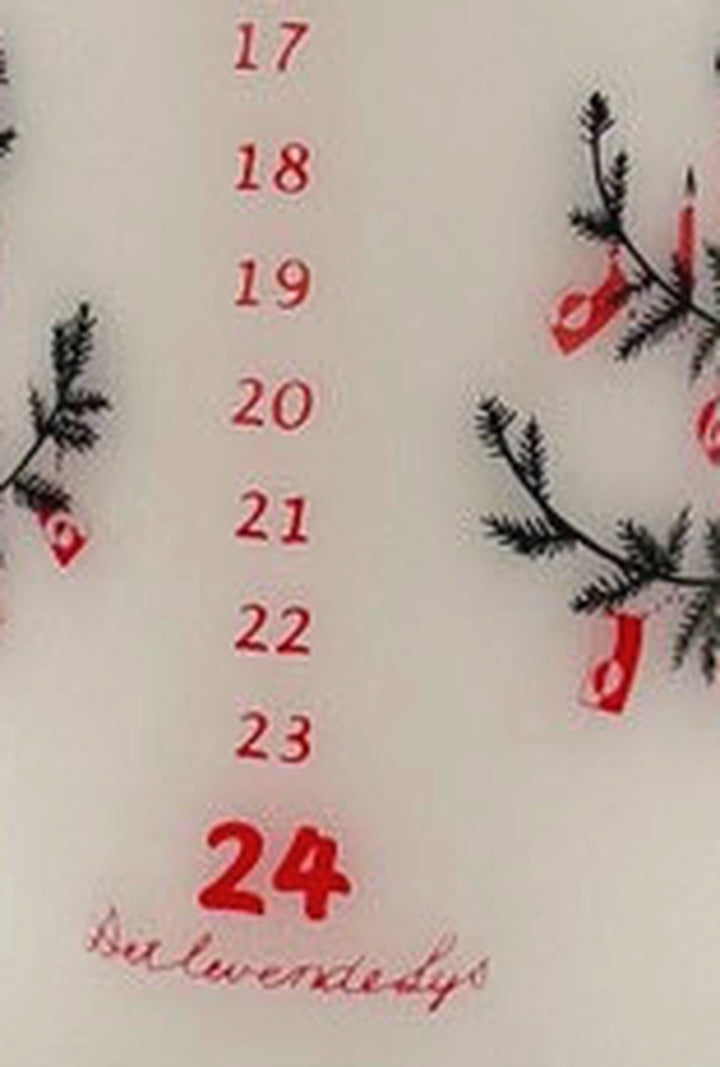 Detail der Kalenderkerze mit roten Zahlen, Sternen und grünen Zweigen mit dänischen Flaggen