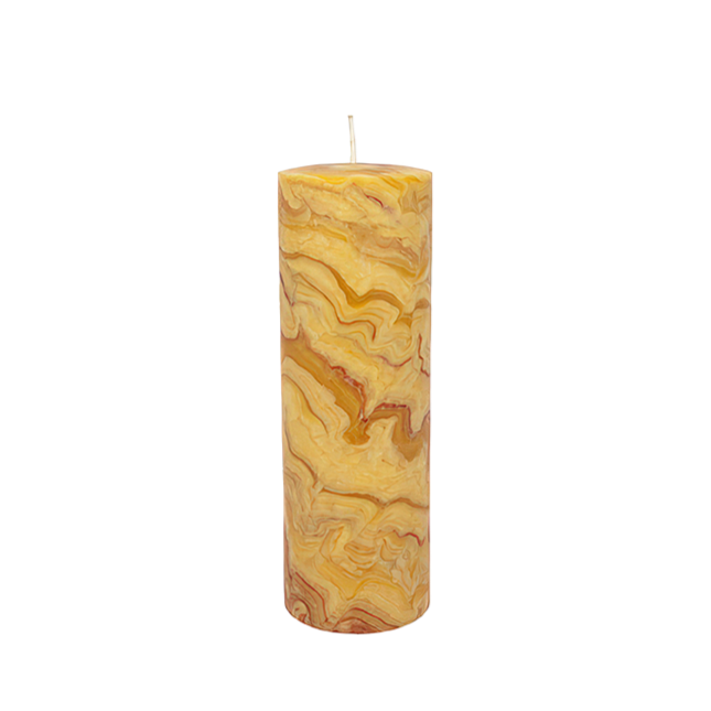 Zylindrische Kerze mit gelb-brauner Marmorstruktur, freigestellt mit transparentem Hintergrund.