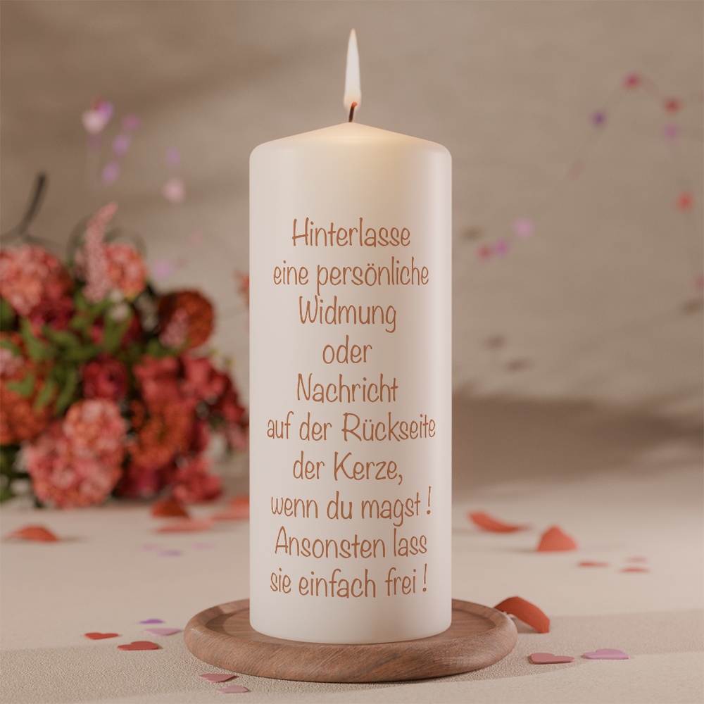 Hinweis auf die Möglichkeit einer persönlichen Widmung oder Nachricht auf der Rückseite der Kerze