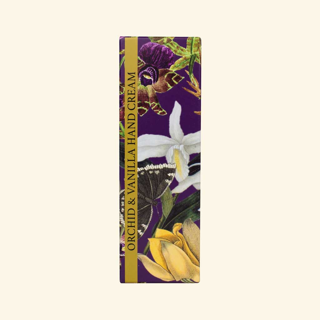 Schachtel einer Handcreme mit Orchidee und Vanille, verziert mit floralen Illustrationen von Blüten und Blättern auf dunklem Hintergrund, Aufschrift Orchid & Vanilla Hand Cream.