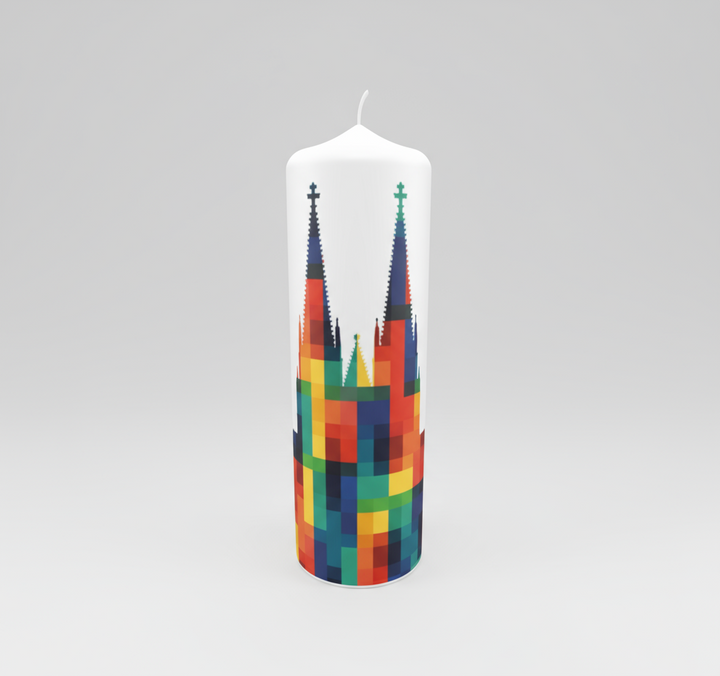 Kölner Dom Kerze 25 cm – weiße Kerze mit bunt-modernem Pixelmotiv des Kölner Doms, handgemachtes Design, Dekoration & Geschenk für Kölnliebhaber.