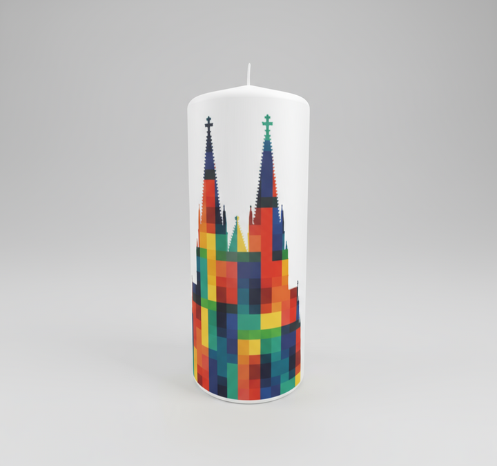Weiße Kerze mit buntem Pixelmotiv des Kölner Doms – handgefertigte Designkerze in vier Größen, modernes Köln-Souvenir mit farbenfrohem Lichtspiel.