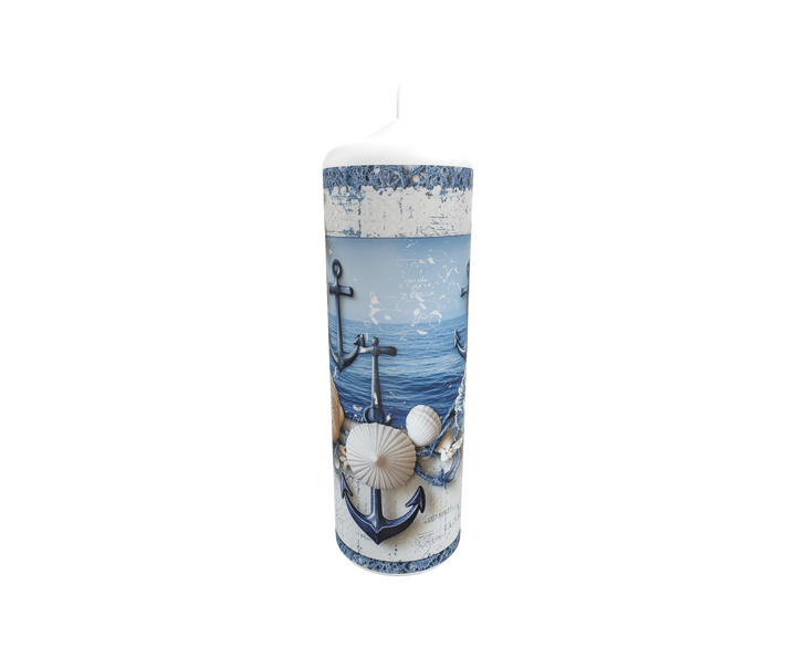 Künstlerkerze mit maritimem Motiv „Anker der Erinnerungen“ – Anker, Muscheln und Meer in Blau-Weiß-Tönen als Symbol für Hoffnung, Ruhe und Beständigkeit.