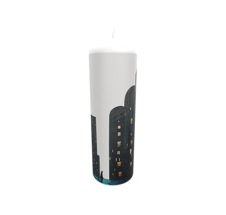 Künstlerkerze mit minimalistischem Stadtmotiv und leuchtenden Fenstern im nächtlichen Grau.