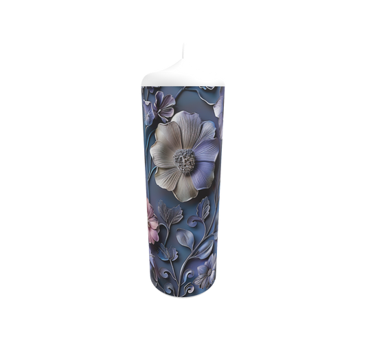 Künstlerkerze mit Blumenmuster in kräftigen Farben auf dunklem Hintergrund