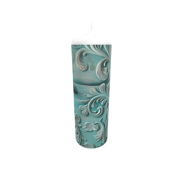 Künstlerkerze mit spiralförmigen Ornamenten in grün-blauer Wellenform