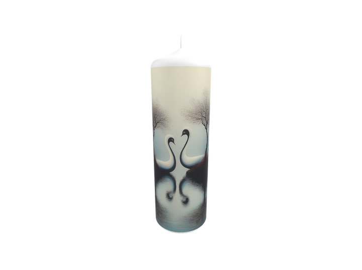 Künstlerkerze mit zwei stilisierten Schwänen in sanfter Nebelszene – Symbol für Liebe, Stille und seelische Verbundenheit.