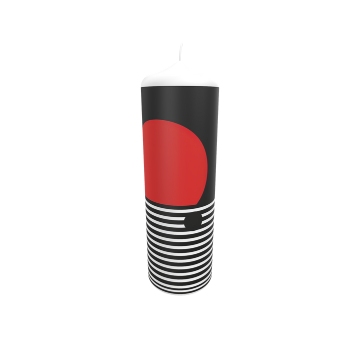 Künstlerkerze mit rotem Sonnenmotiv und geometrischen Linien in Schwarz-Weiß – minimalistisches Design mit ruhiger Balance.