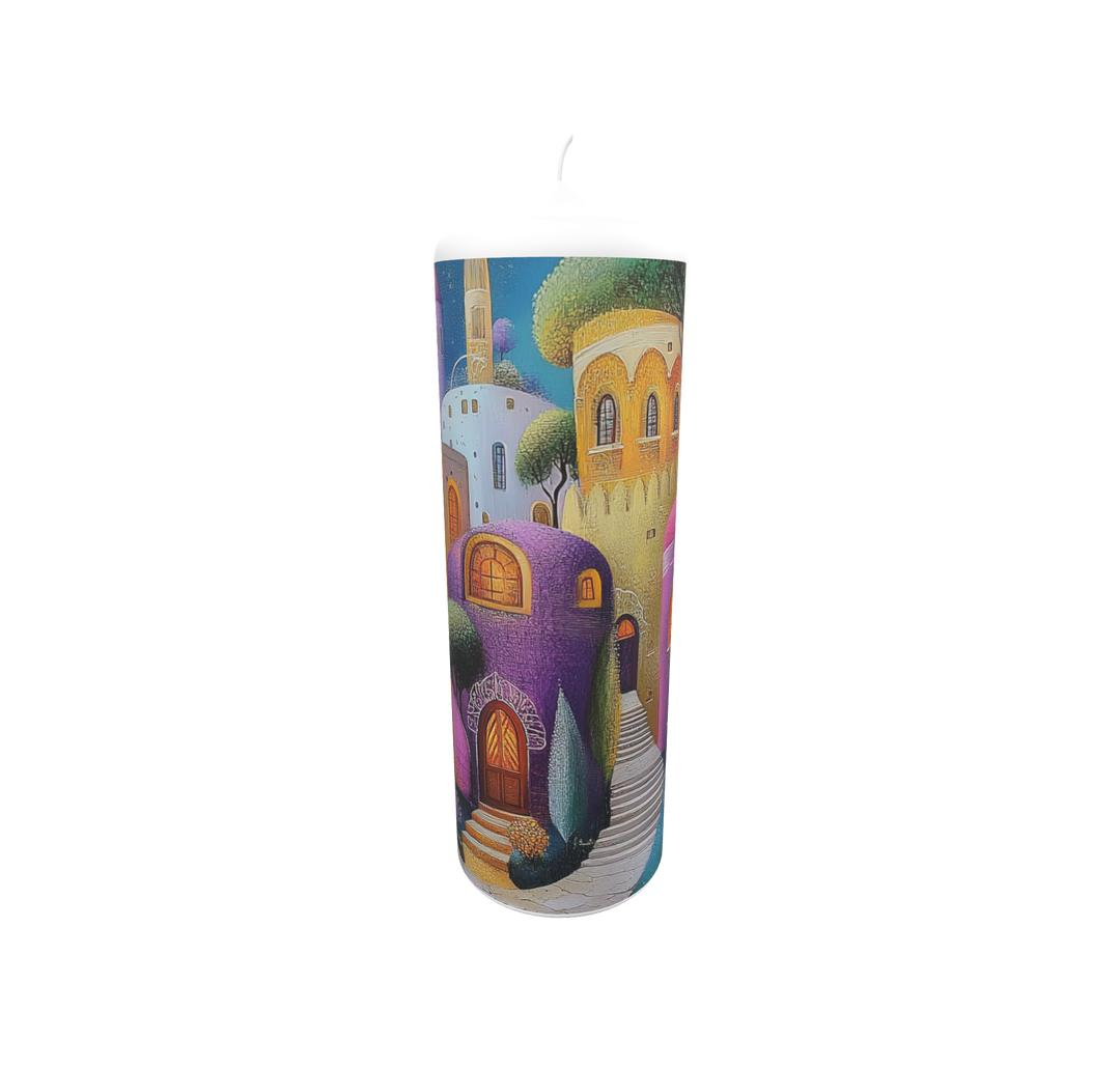 Künstlerkerze mit verspielter Stadtlandschaft in Rosa, Gelb und Violett, inspiriert von Traumsequenzen.