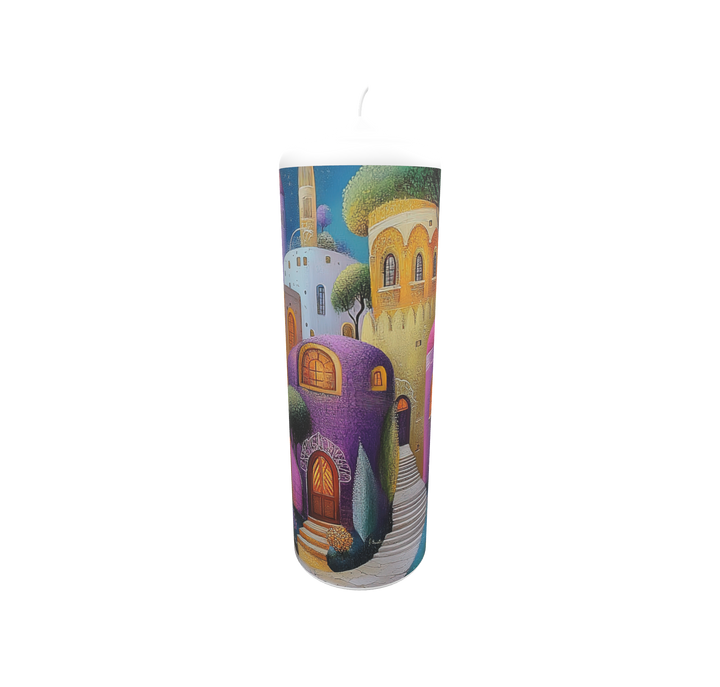 Künstlerkerze mit verspielter Stadtlandschaft in Rosa, Gelb und Violett, inspiriert von Traumsequenzen.
