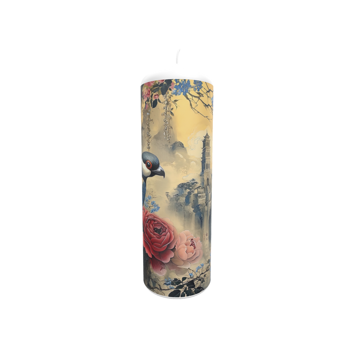 Künstlerkerze mit Vogel, Rosen und Waldlandschaft in sanfter Farbgebung.