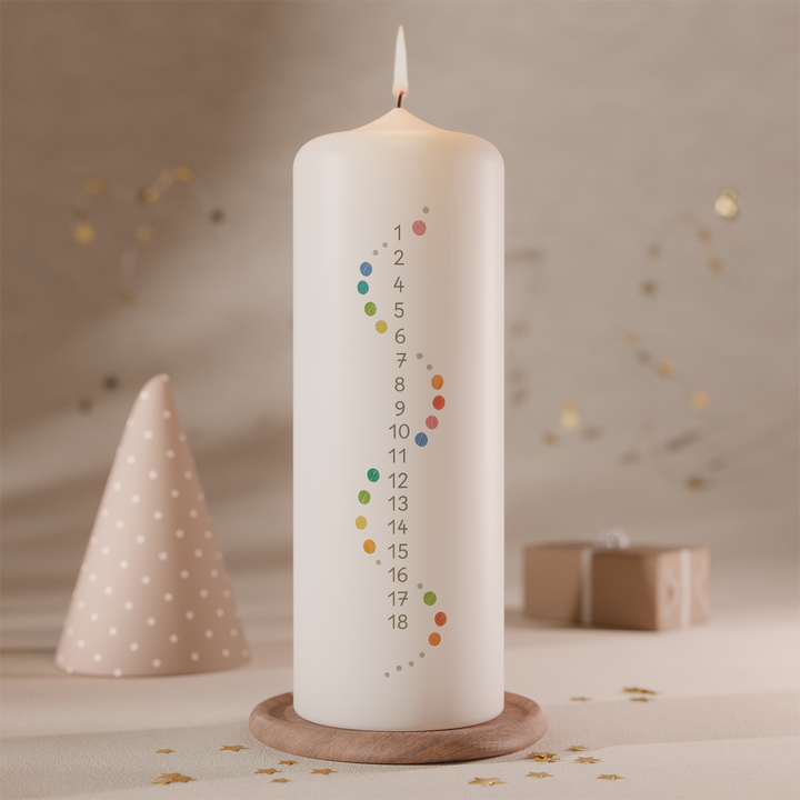 Weiße personalisierte Lebenslicht-Kerze in 200 × 70 mm mit farbigen Meilensteinen und Jahreszahlen von 1 bis 18.