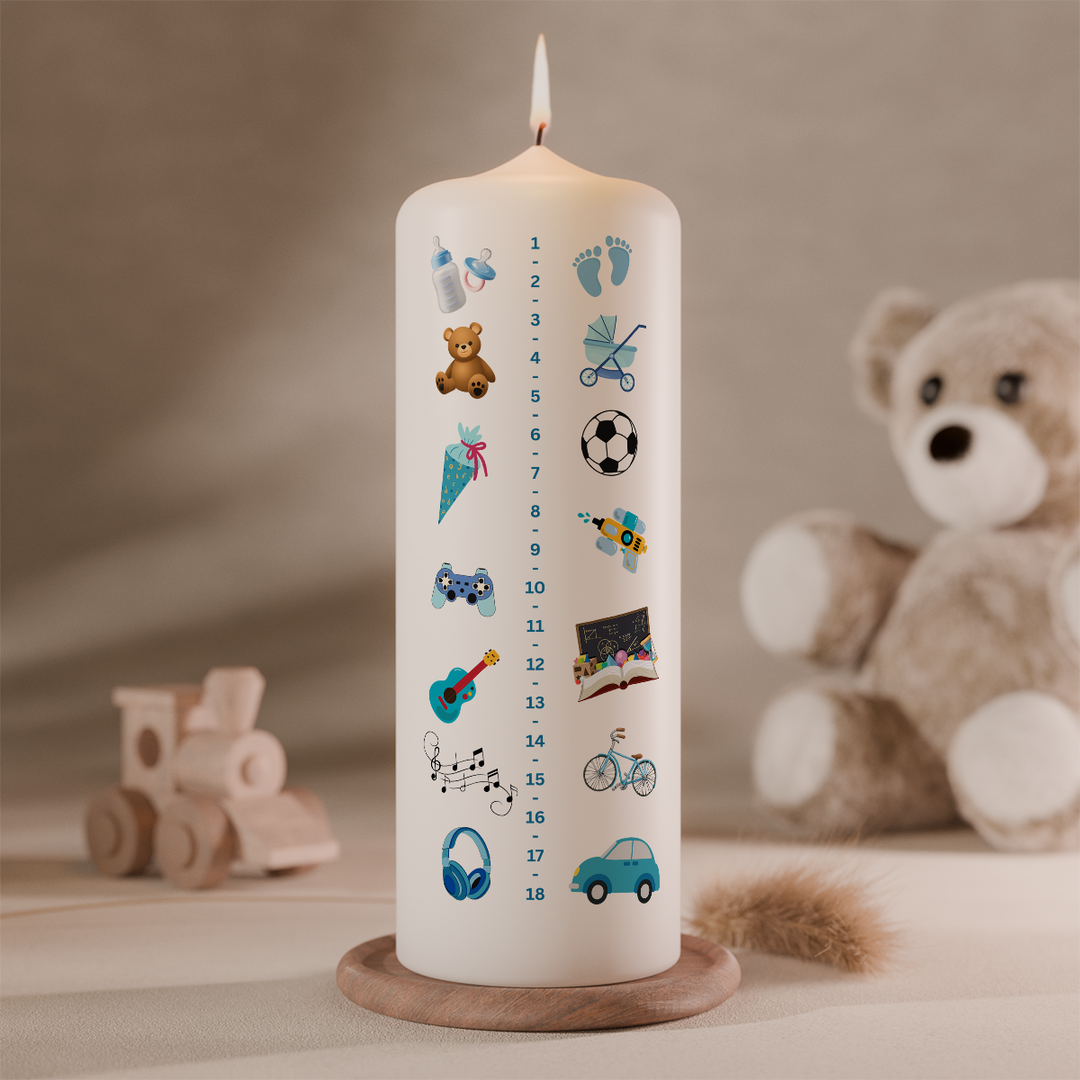 Lebenslicht Kinderkerze mit Messskala dekoriert im Kinderzimmer mit Teddy