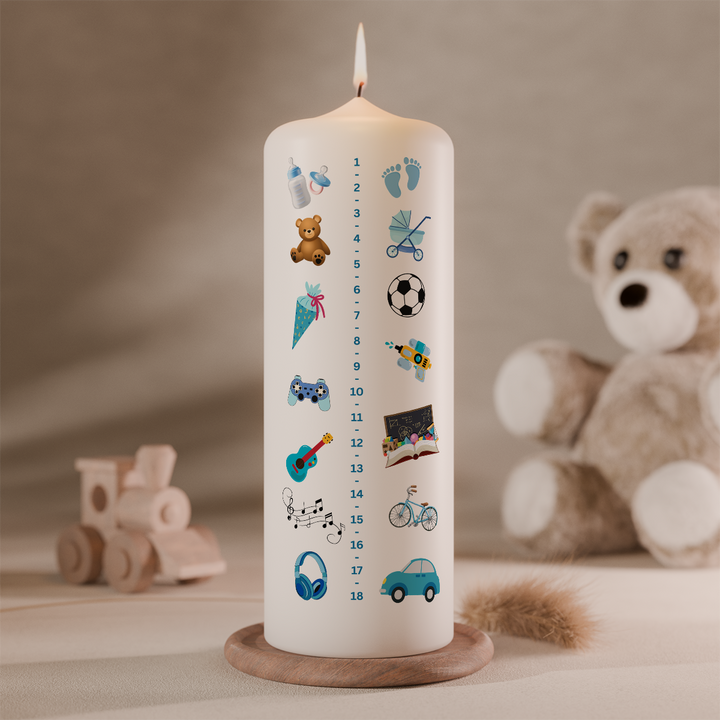 Lebenslicht Kinderkerze mit Messskala dekoriert im Kinderzimmer mit Teddy