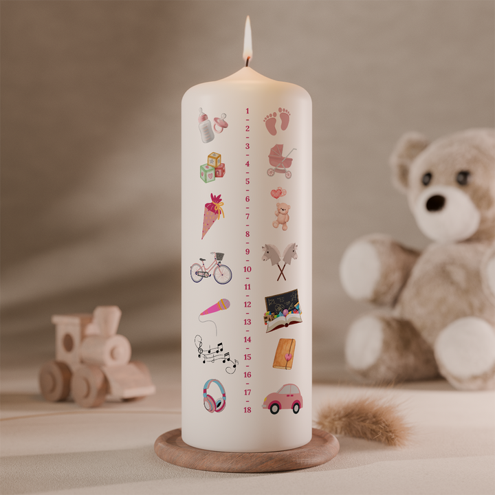 Lebenslicht Mädchen Kerze dekoriert im Kinderzimmer mit Teddy im Hintergrund