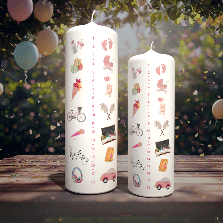 Zwei Lebenslichter für Mädchen mit Messskala und Symbolmotiven im Garten mit Ballons