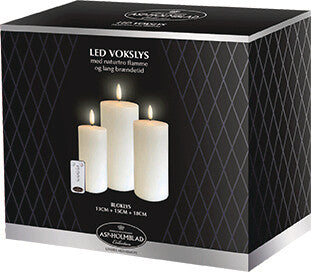 Set aus drei weißen LED-Kerzen mit Fernbedienung in schwarzer Verpackung mit Muster und Produktaufschrift.