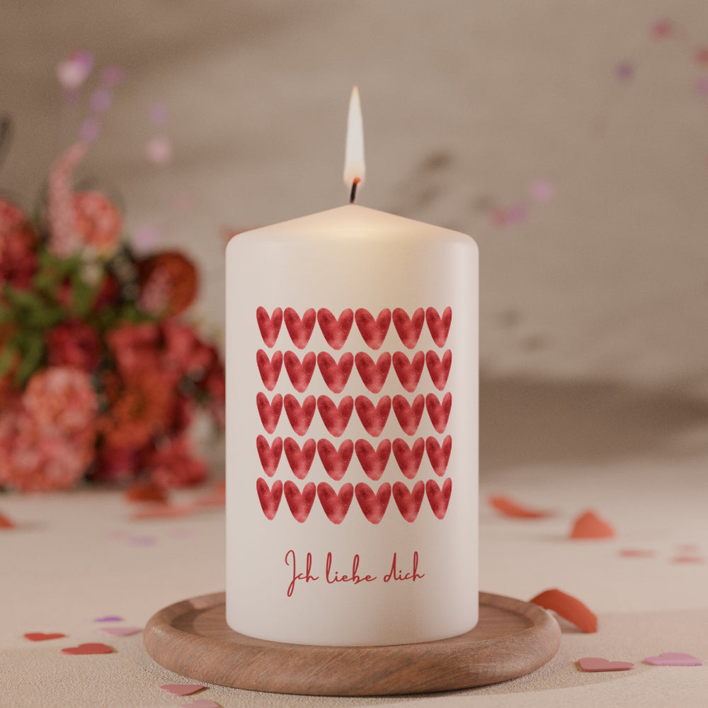 Weiße Kerze mit rotem Herzmuster in Reihen und Schriftzug Ich liebe dich als romantische Liebeskerze
