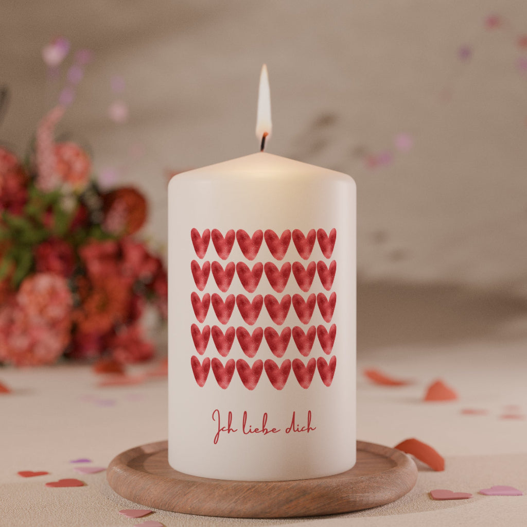 Weiße Kerze mit rotem Herzmuster in Reihen und Schriftzug Ich liebe dich als romantische Liebeskerze