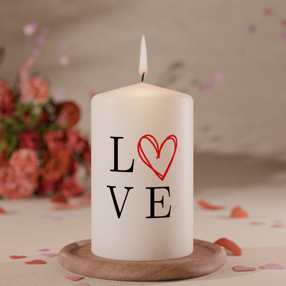 Weiße Kerze mit Schriftzug LOVE und rotem Herzsymbol als schlichte romantische Liebeskerze
