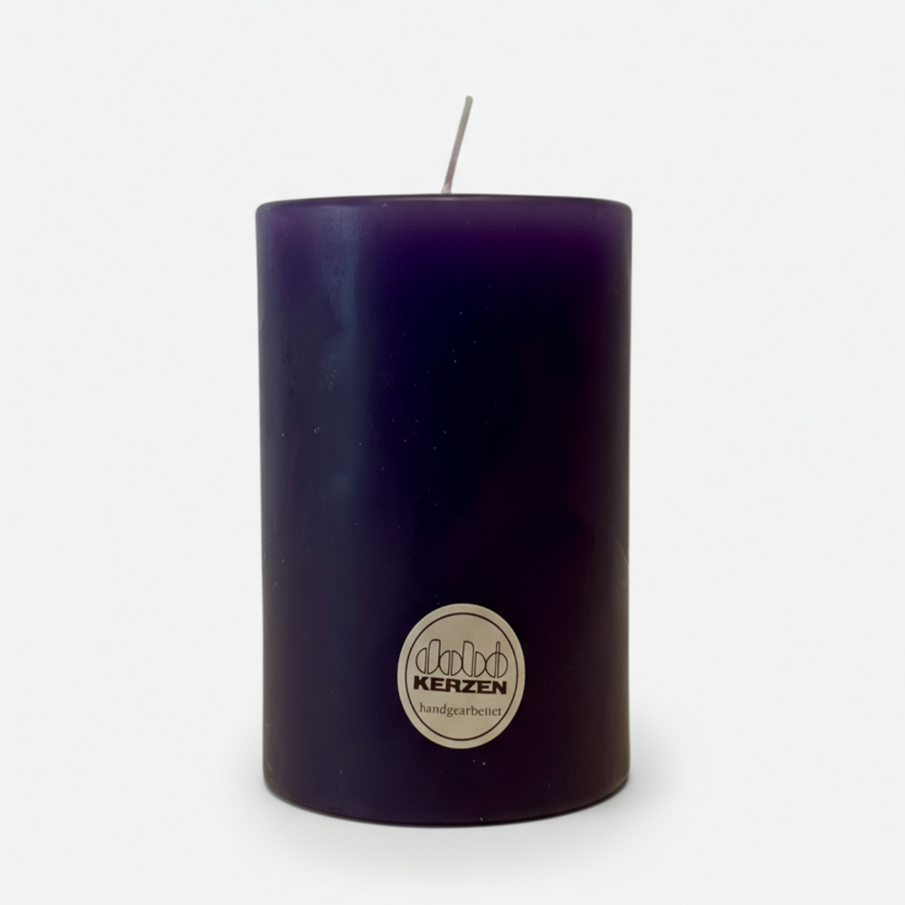 Lilafarbene Stumpenkerze aus Wachs, handgearbeitet und hochwertig gegossen, hergestellt von DOBO Kerzen.