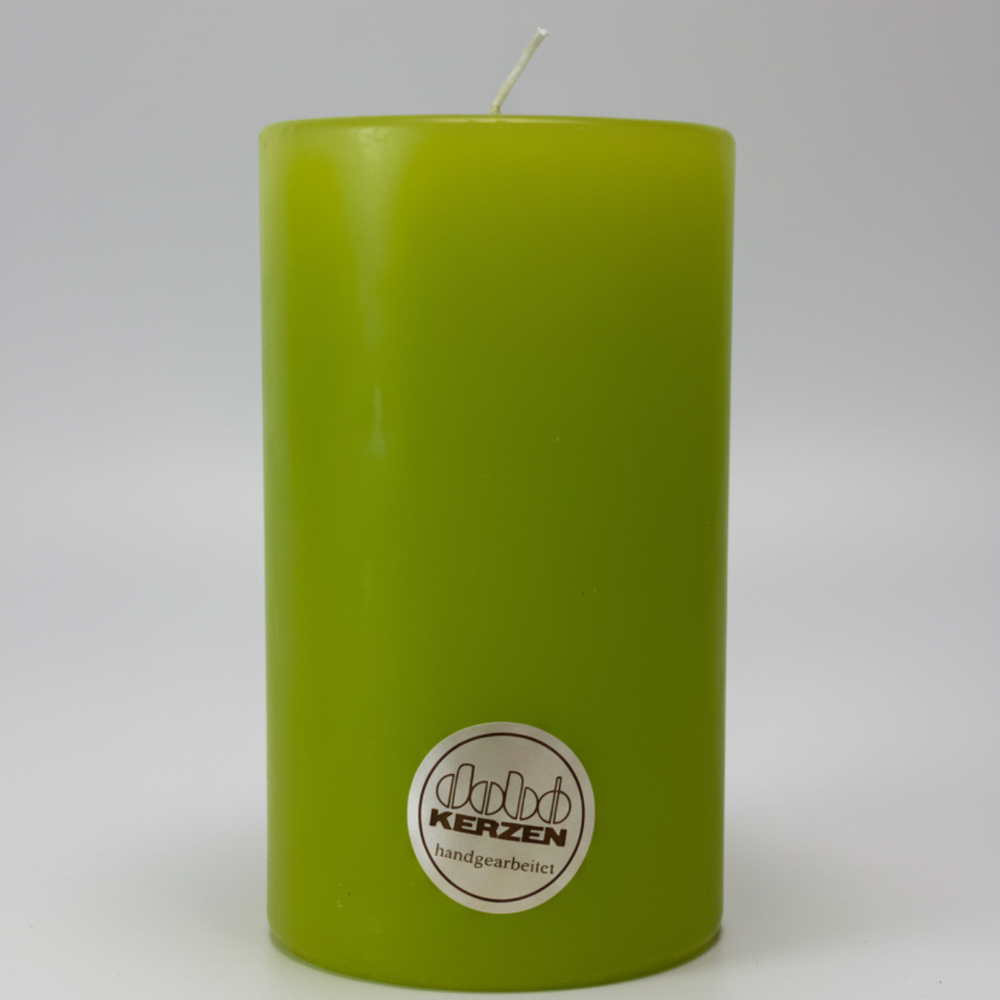 Lindgrüne Stumpenkerze aus Wachs, handgearbeitet und hochwertig gegossen, hergestellt von DOBO Kerzen.