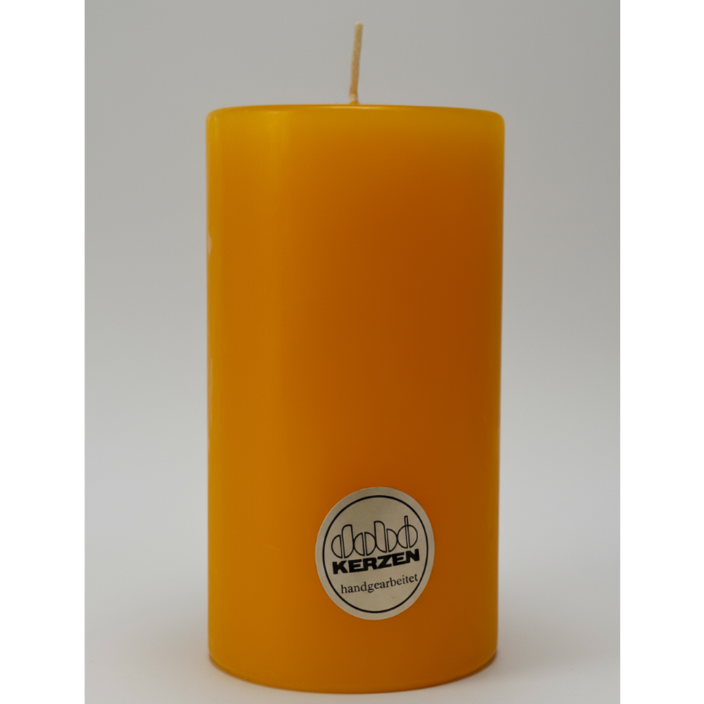 Maisgelbe Stumpenkerze aus Wachs, handgearbeitet und hochwertig gegossen, hergestellt von DOBO Kerzen.