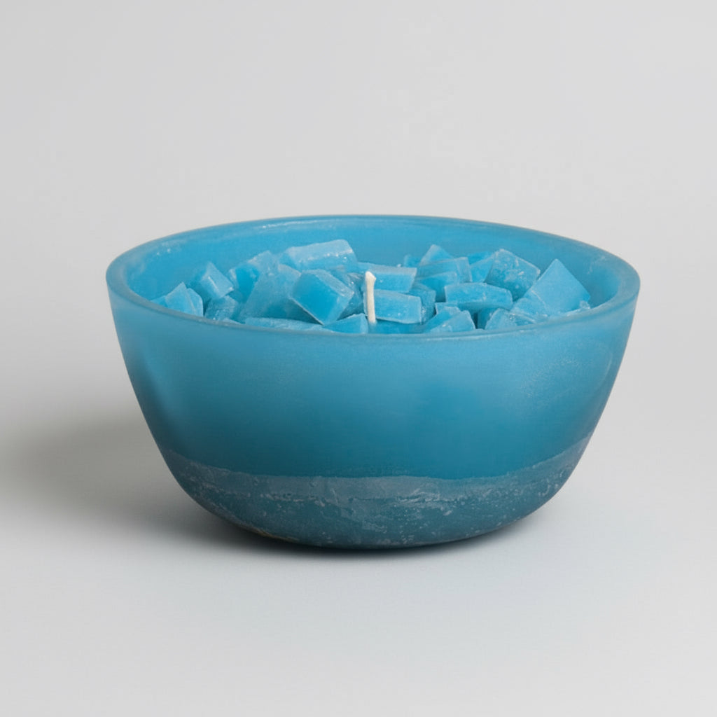 Handgefertigte Mitmachkerze in Blau, Schalenkerze mit Wachsstücken – ruhig, harmonisch und handmade in Germany.