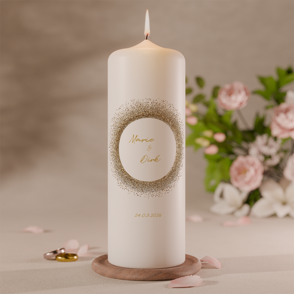 Moderne personalisierte Hochzeitskerze mit elegantem Goldkreis in Goldstaub-Optik, Namen des Brautpaares und Hochzeitsdatum auf hochwertiger weißer RAL-Kerze
