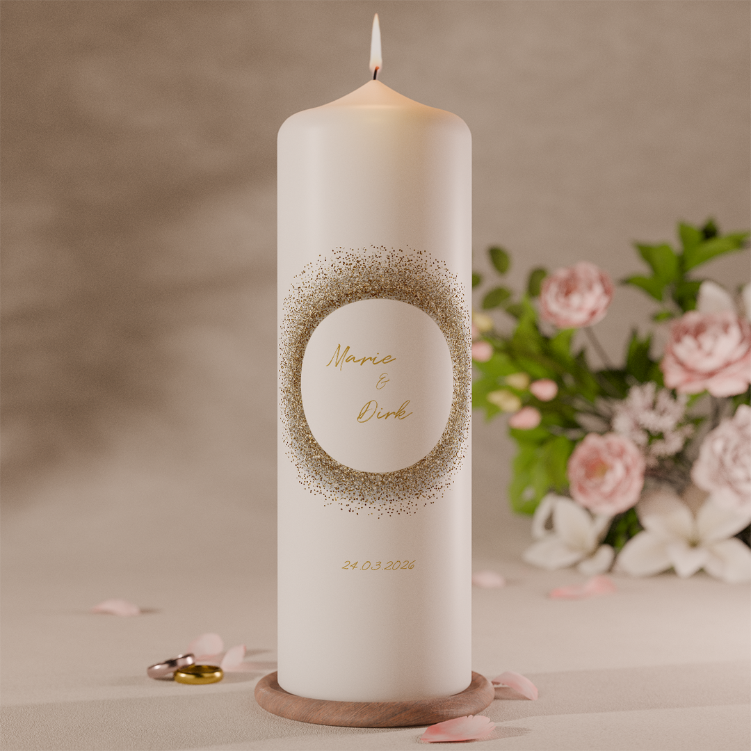 Moderne personalisierte Hochzeitskerze mit elegantem Goldkreis in Goldstaub-Optik, Namen des Brautpaares und Hochzeitsdatum auf hochwertiger weißer RAL-Kerze