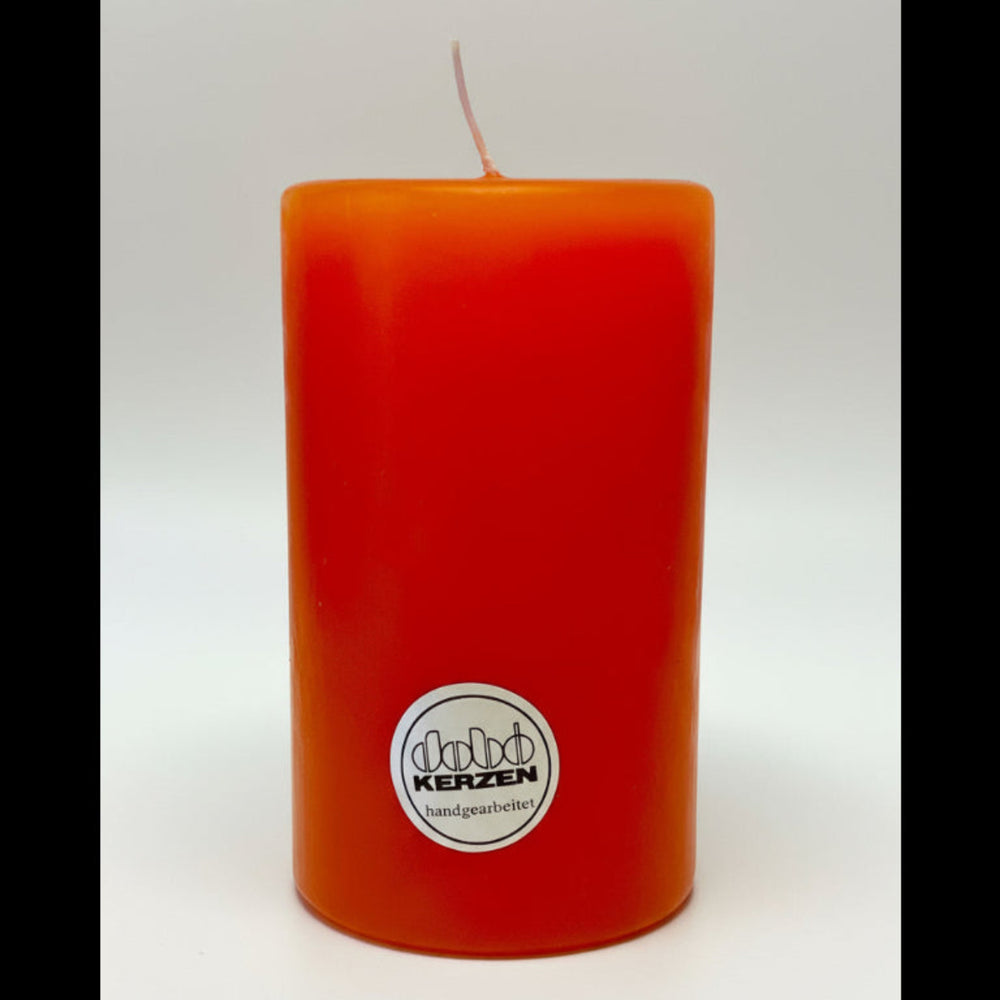 Orangefarbene Stumpenkerze aus Wachs, handgearbeitet und hochwertig gegossen, hergestellt von DOBO Kerzen.