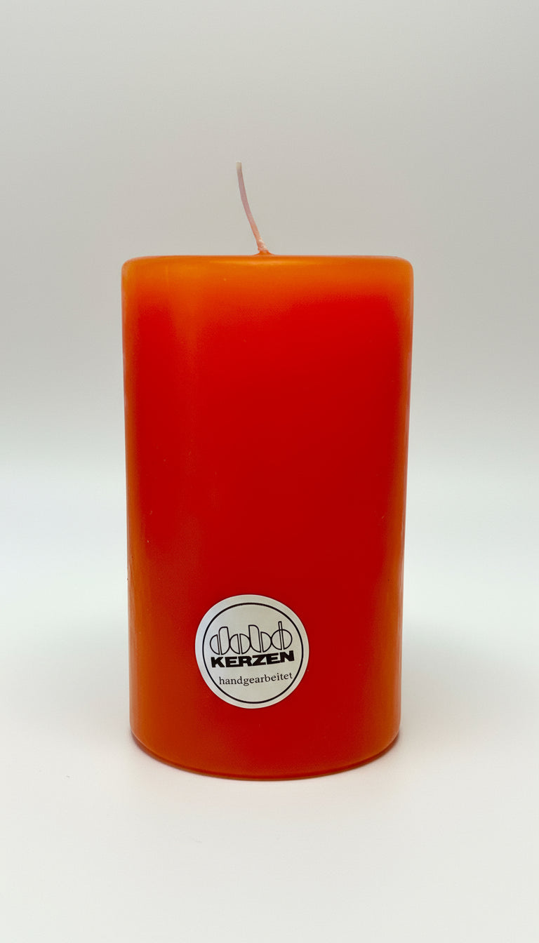 Orangefarbene Stumpenkerze aus Wachs, handgearbeitet und hochwertig gegossen, hergestellt von DOBO Kerzen.