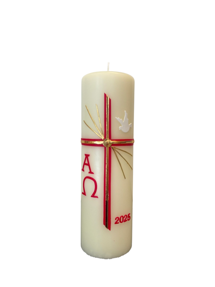 Weiße Osterkerze mit roten und goldenen Symbolen, darunter Alpha und Omega