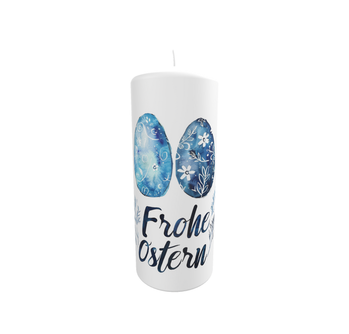 Weiße Osterkerze mit zwei blau verzierten Ostereiern und dem Schriftzug „Frohe Ostern“ in moderner Handschrift