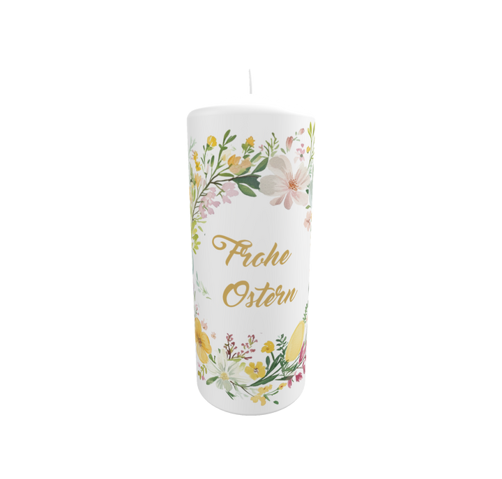 Weiße Osterkerze mit buntem Blütenkranz und goldfarbenem „Frohe Ostern“-Schriftzug in geschwungener Schrift