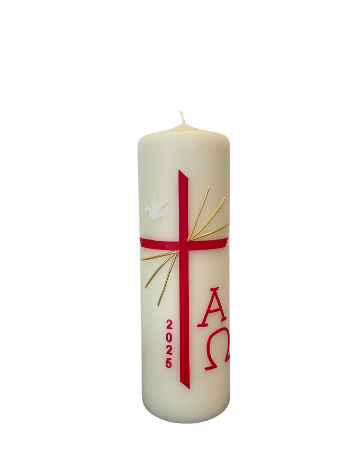 Osterkerze mit rotem Kreuz und Alpha-Omega-Symbol auf weißem Hintergrund
