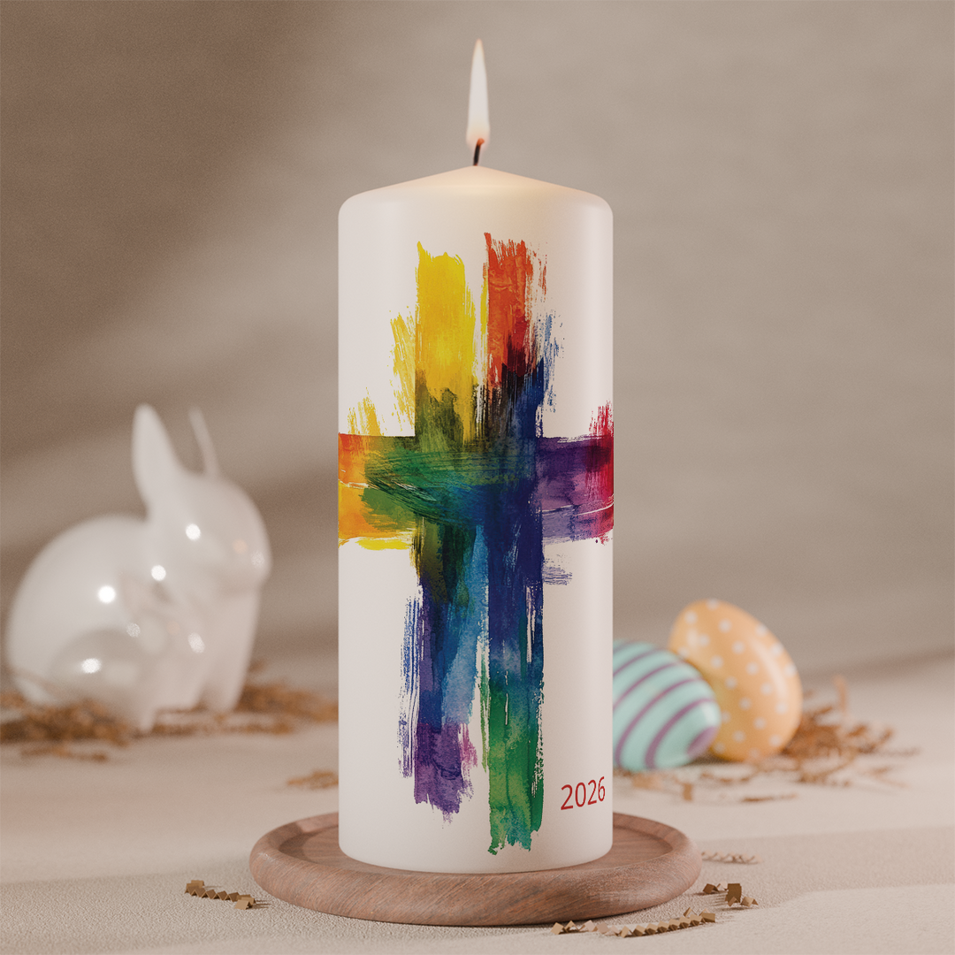 Moderne Osterkerze mit buntem Kreuz in leuchtenden Farben